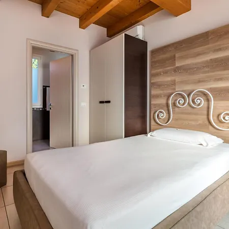 Corte Aurea בית חווה דסנזאנו דל גארדה